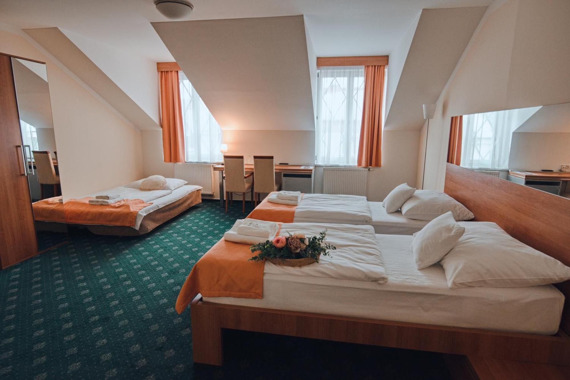 Hotel Grand Градец-Кралове Экстерьер фото